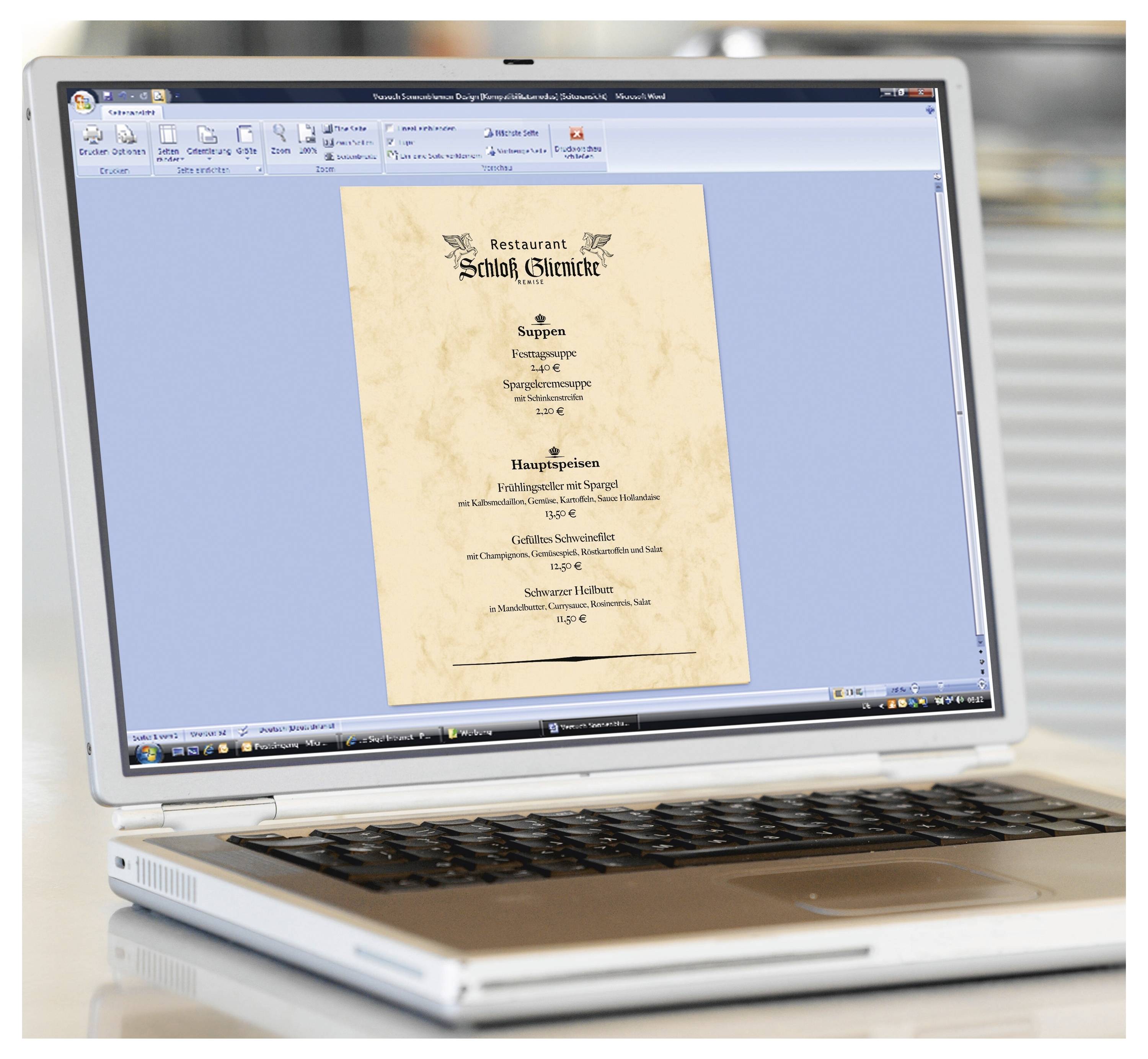 Écran d'ordinateur portable affichant une conception de menu dans un éditeur de document, avec un menu de restaurant centré de couleur beige intitulé « Restaurant Schloss Glienicke ».