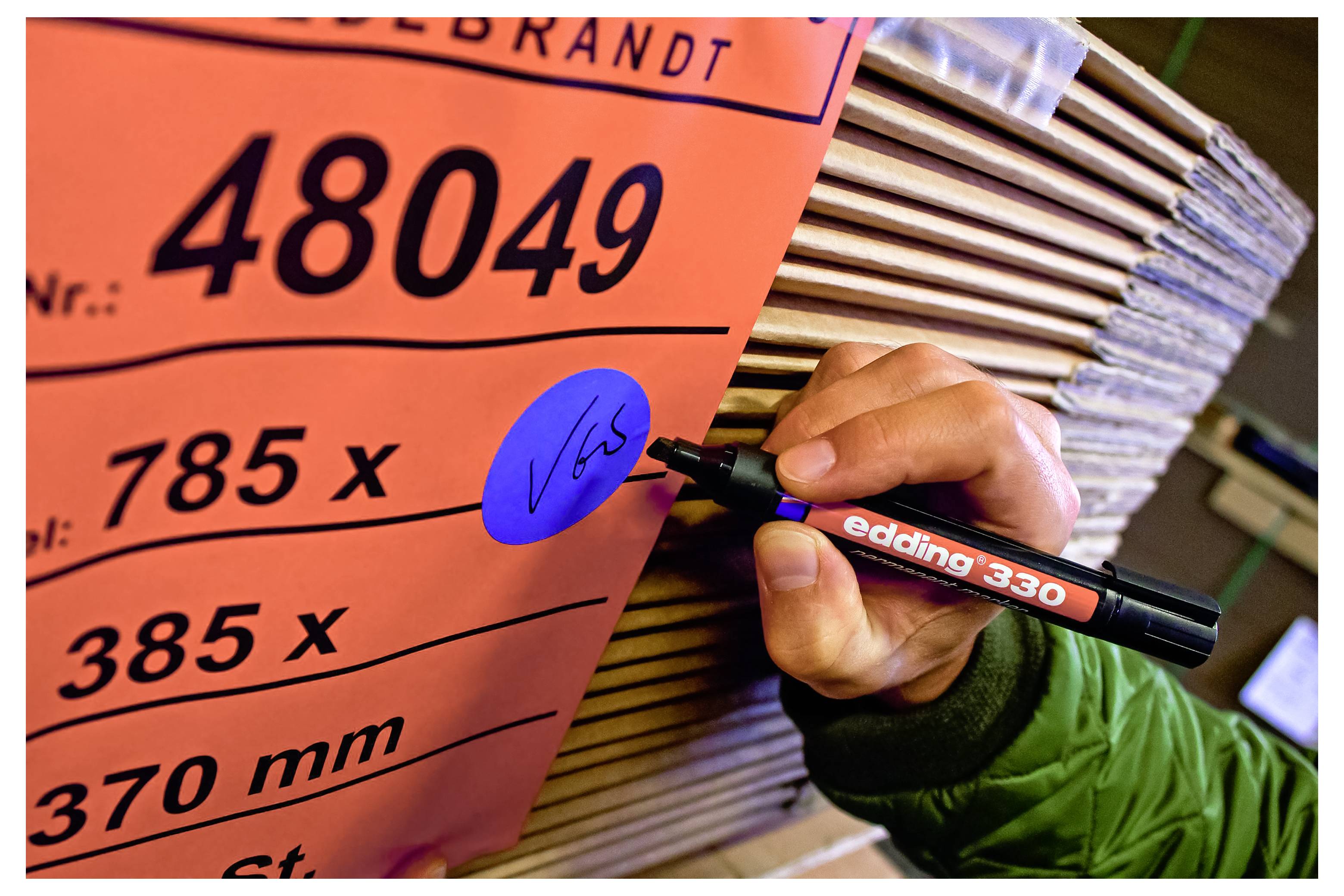 Écriture à la main sur une étiquette d'entrepôt orange avec un marqueur noir, marquant un autocollant bleu « 16S » sur la boîte 48049.