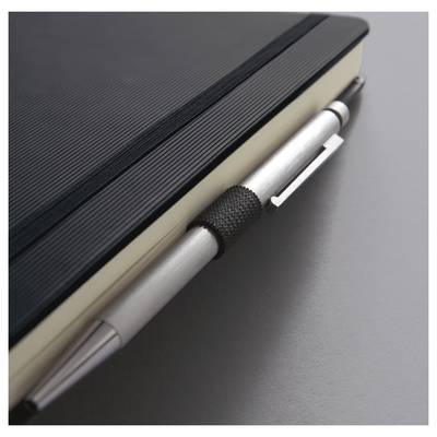 Un stylo argenté reposant sur un carnet noir sur une surface sombre.