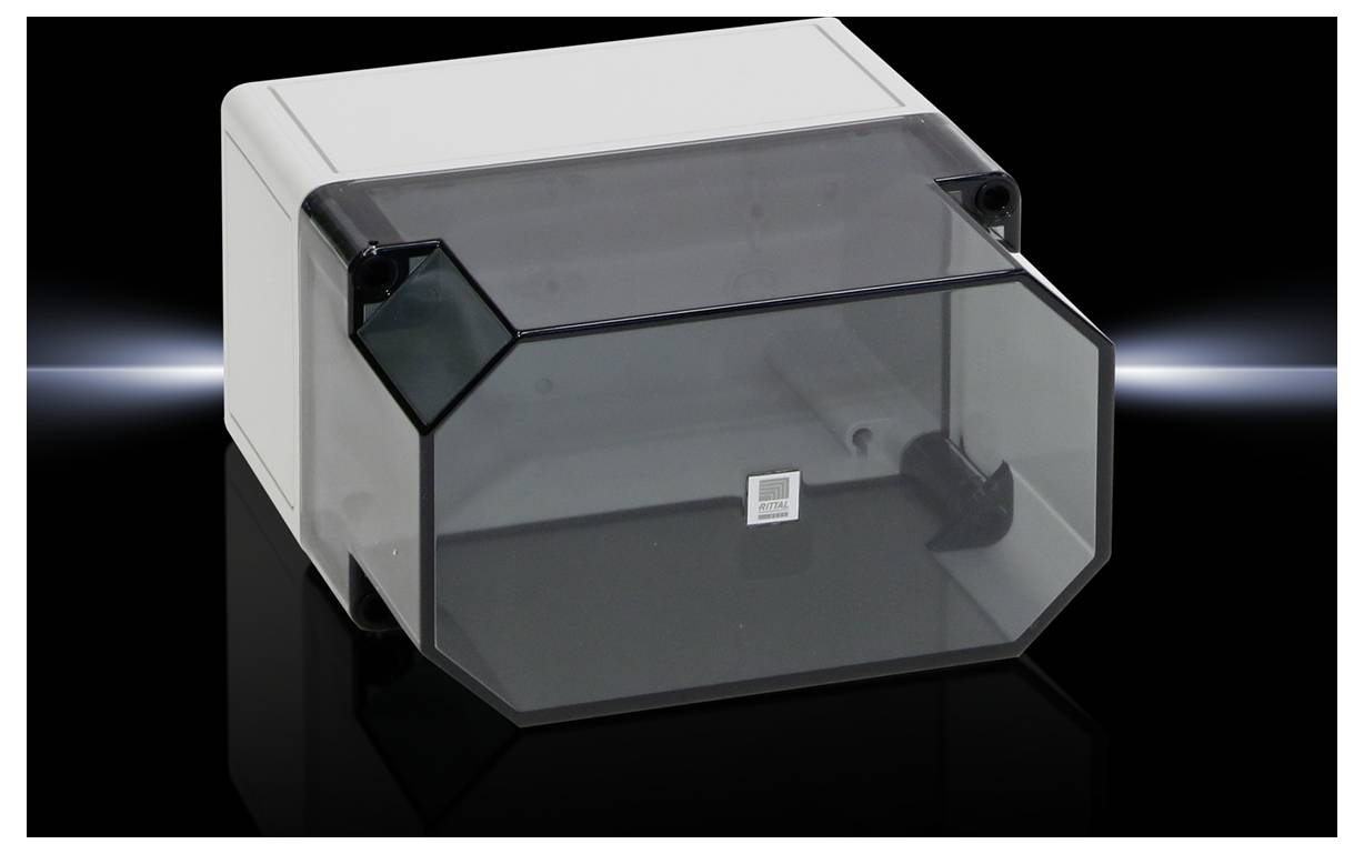 Un boîtier rectangulaire transparent avec un couvercle sombre, placé devant un fond noir avec un reflet lumineux.