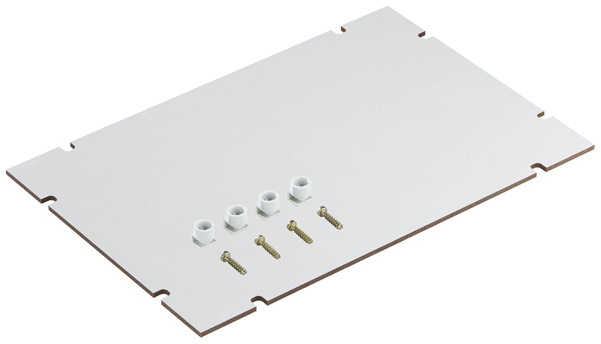 Plaque rectangulaire blanche avec quatre vis et quatre écrous posés dessus, probablement des pièces d'un kit de montage.