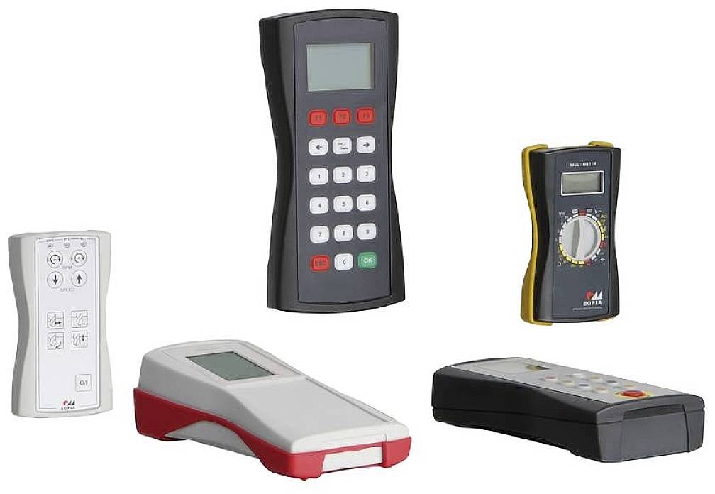 Cinq appareils électroniques de mesure différents avec des touches et des écrans, disposés côte à côte, de formes et de couleurs variées.