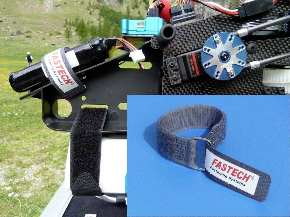 Systèmes d'emballage Fastech : En haut, détail d'une bande de fixation sur un équipement extérieur ; en bas, un ruban gris avec le logo.