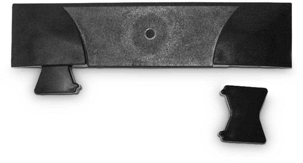 Une pièce métallique rectangulaire noir et grise avec une forme amovible sur le côté droit.