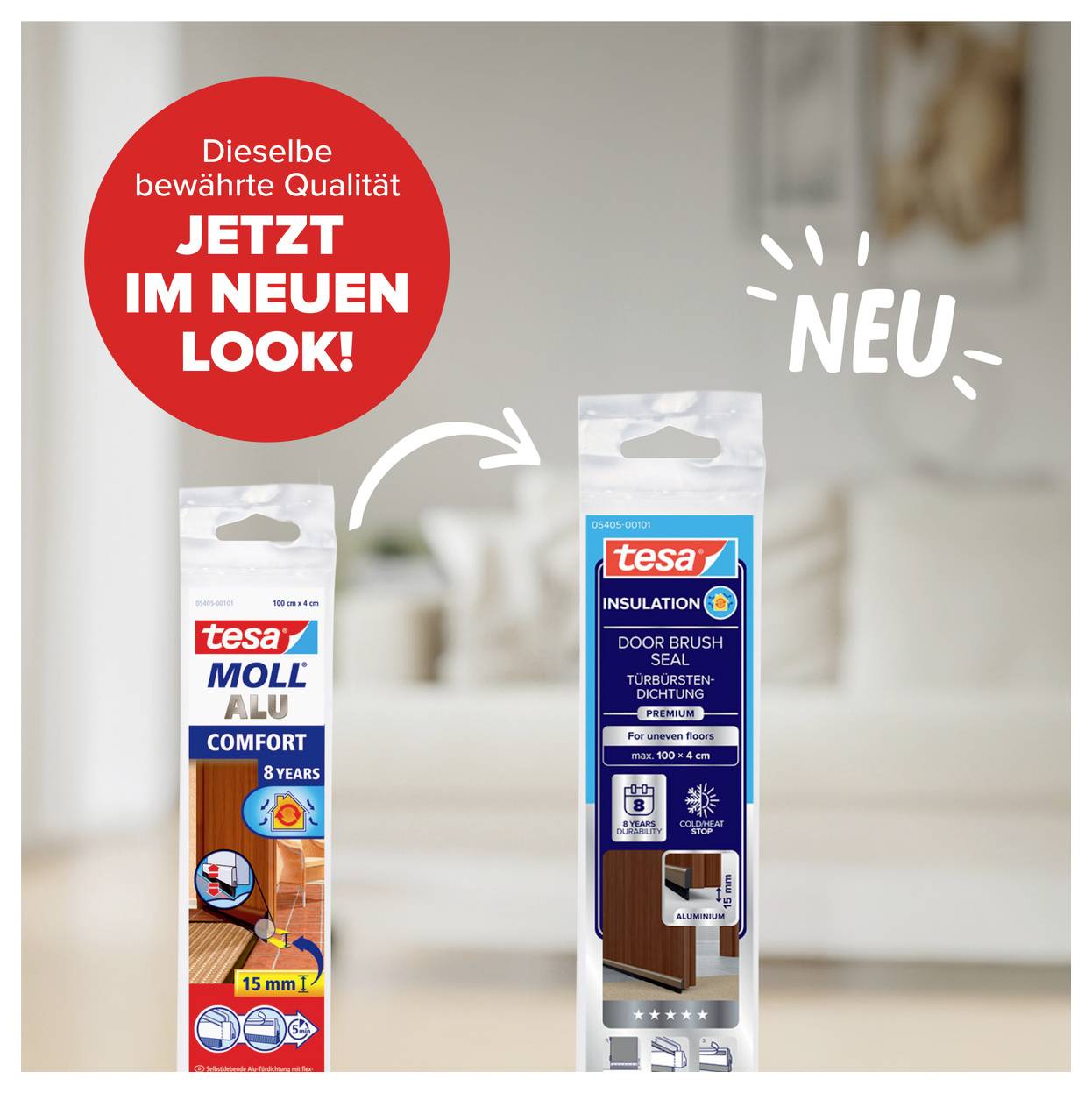 Emballages de produits avec logo tesa : MOL Alu avec bande d'étanchéité de 15 mm à gauche, nouveau joint de bas de porte à droite. Cercle rouge : « La même qualité éprouvée MAINTENANT AVEC UN NOUVEAU DESIGN ». Salon en arrière-plan.