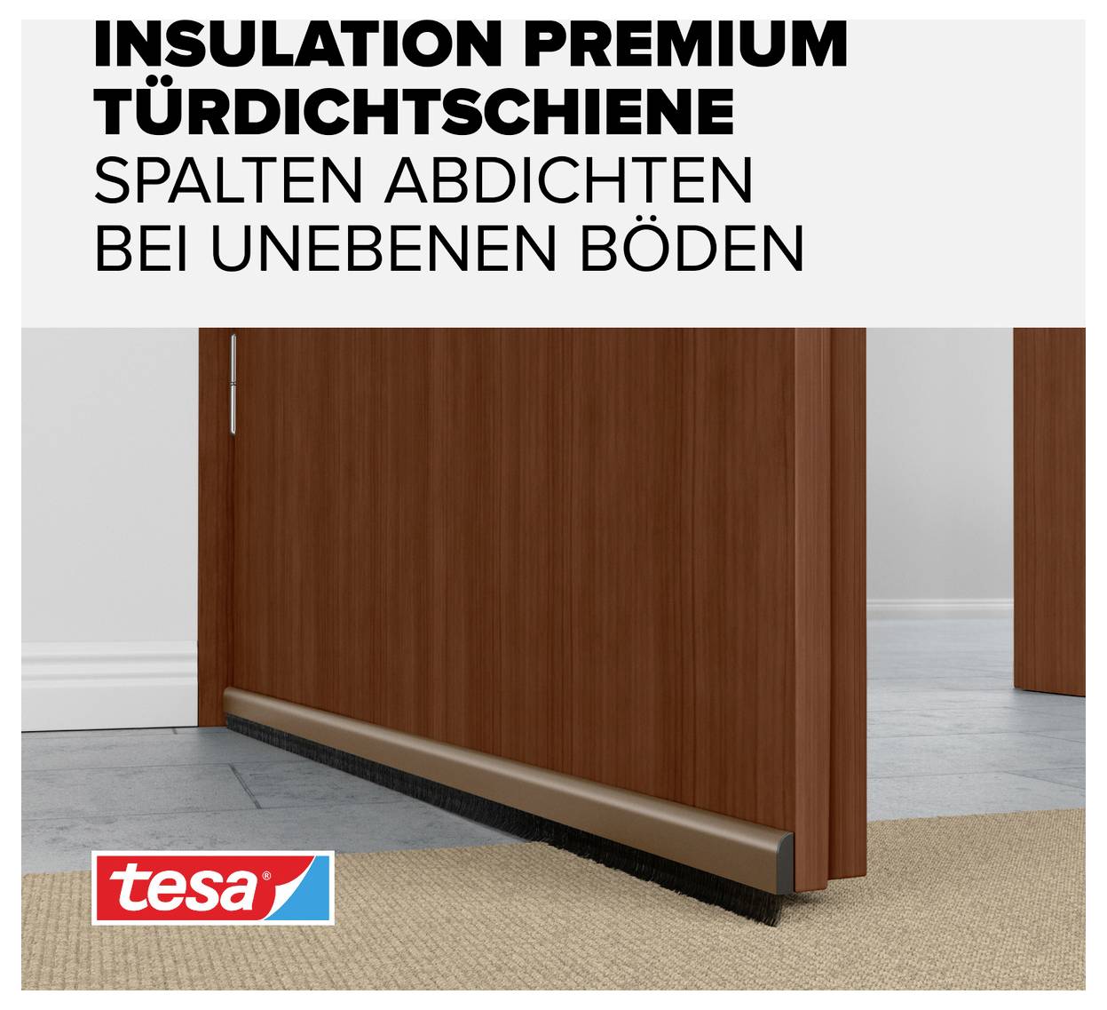 Barrette d'étanchéité pour porte sous une porte en bois, texte : « Barrette d'étanchéité de porte Premium Insulation - Obturez les fentes sur les sols inégaux », logo « tesa ».