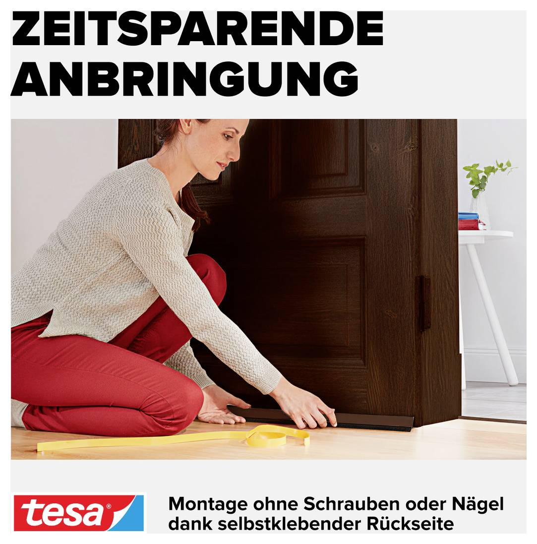 « Pose économe en temps » : Une femme applique un joint d'étanchéité sur une porte, sans vis ni clous, avec un dos auto-adhésif.