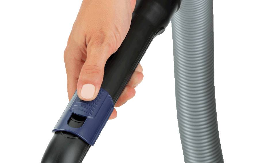 Une main tient un tuyau d'aspirateur avec un gros plan du curseur de contrôle d'aspiration réglable sur la poignée.