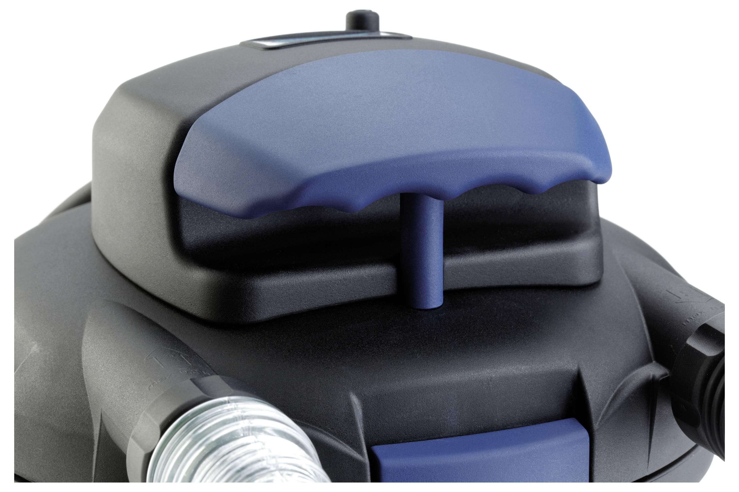 Un gros plan d'une machine noire avec une poignée bleue sur le dessus, probablement une partie d'un système d'aspirateur ou de pompe, révélant la conception de son système d'échappement.