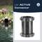 Connecteur UV Actif : Tube cylindrique noir présenté sur un fond gris, à côté d'une photo de quelqu'un allongé dans l'eau.