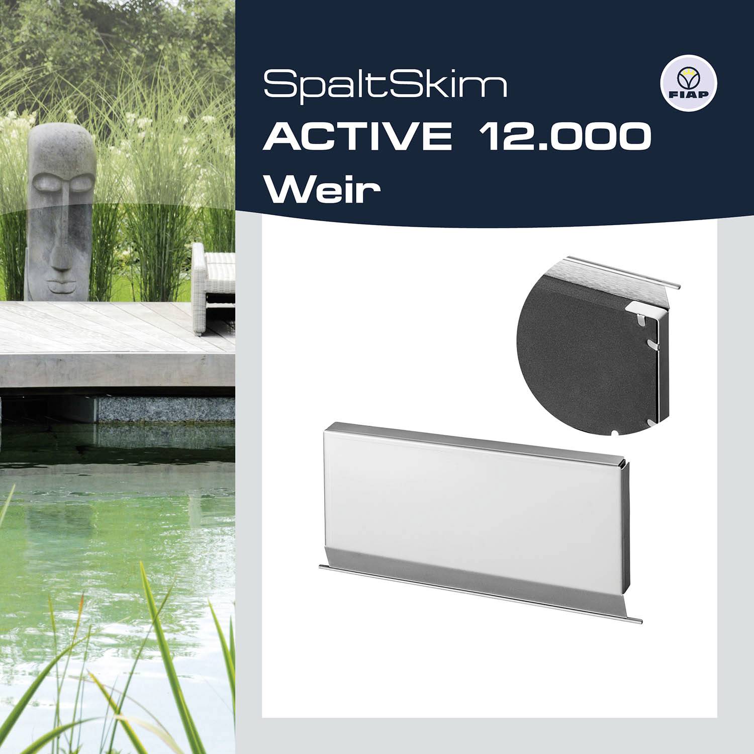 SpaltSkim ACTIVE 12.000 Weir de FIAP, présenté à côté d'un étang de jardin moderne avec une statue de pierre et des arbres verts en arrière-plan.