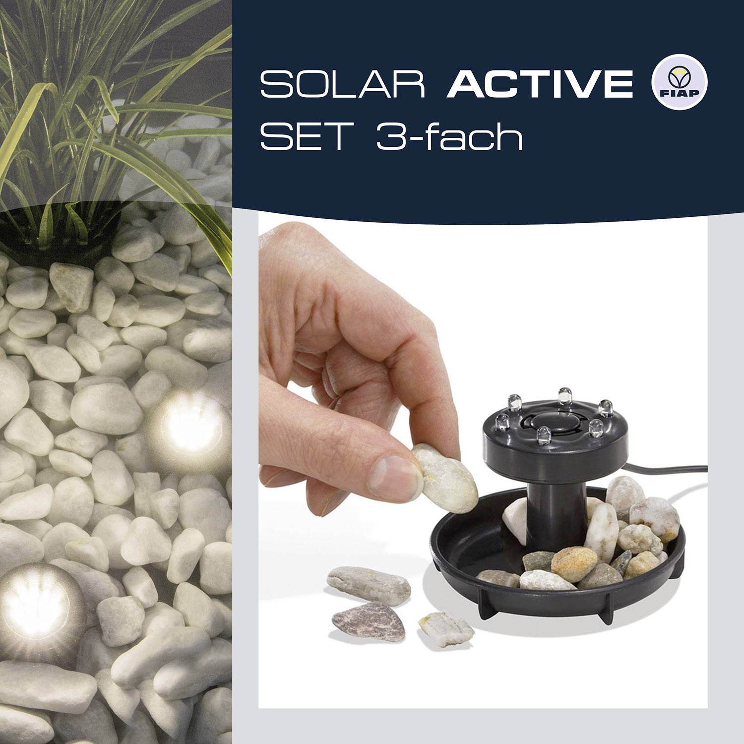 Une main dépose un galet sur une lampe solaire de jardin. À gauche, des pierres et des plantes sont illuminées.