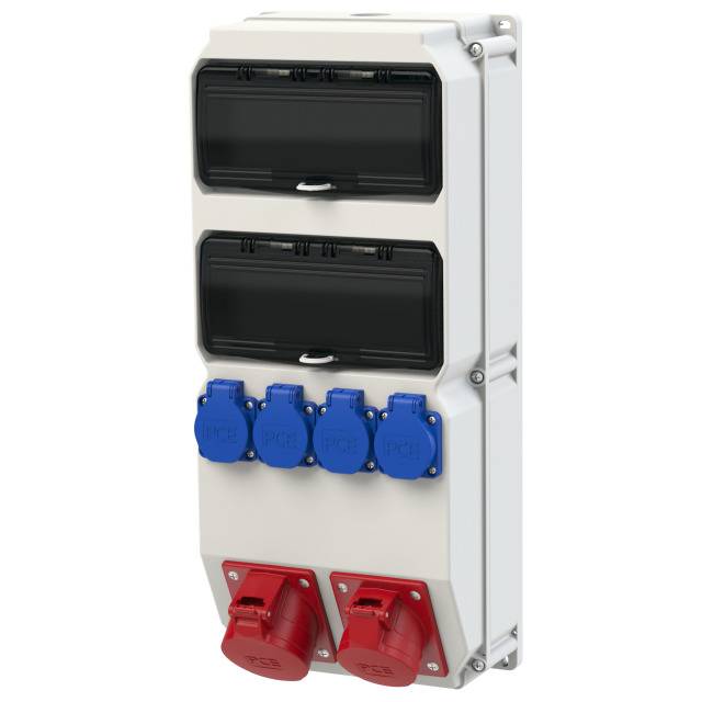 Armoire électrique de distribution avec plusieurs prises : quatre bleues et deux rouges. Connexions multiples pour appareils électriques.