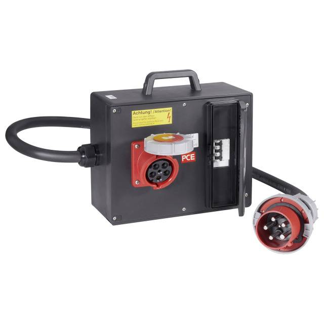 Boîte de distribution noire avec une fiche ronde rouge et plusieurs sorties. Étiquette : 'Attention ! Danger électrique'.