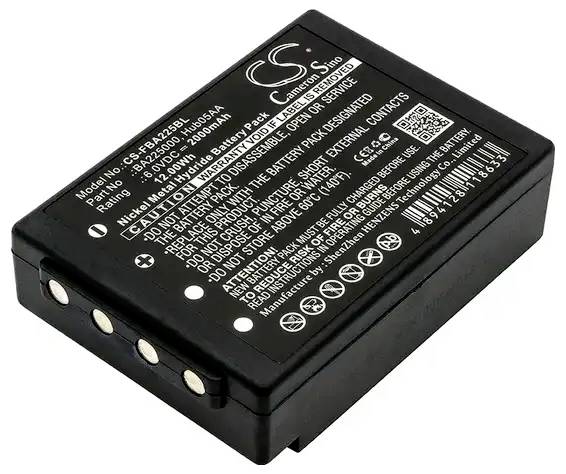 Un boîtier de batterie rectangulaire noir avec du texte blanc affichant les informations de modèle et de classification, y compris les avertissements et les instructions d'élimination.