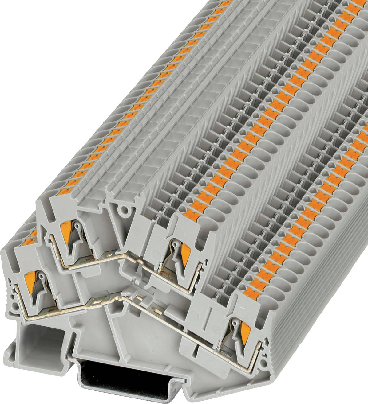 Une pile de connecteurs électriques gris et orange disposés en diagonale, montrant plusieurs points de connexion et des couches multiples pour le câblage.