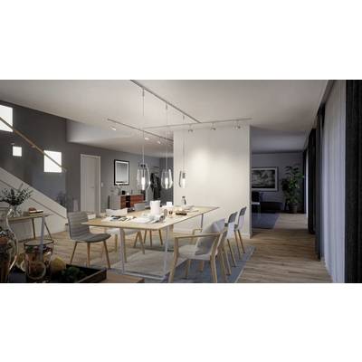 Une salle à manger élégante avec une longue table en bois, des chaises modernes et des suspensions. La table est mise, un escalier est visible en arrière-plan.