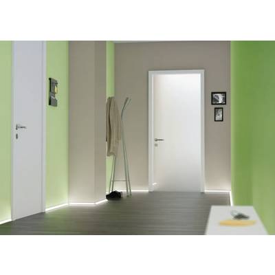 Un couloir moderne aux murs peints en vert et beige, avec un sol en bois foncé et une porte blanche, un portemanteau sur lequel est accroché un manteau beige.