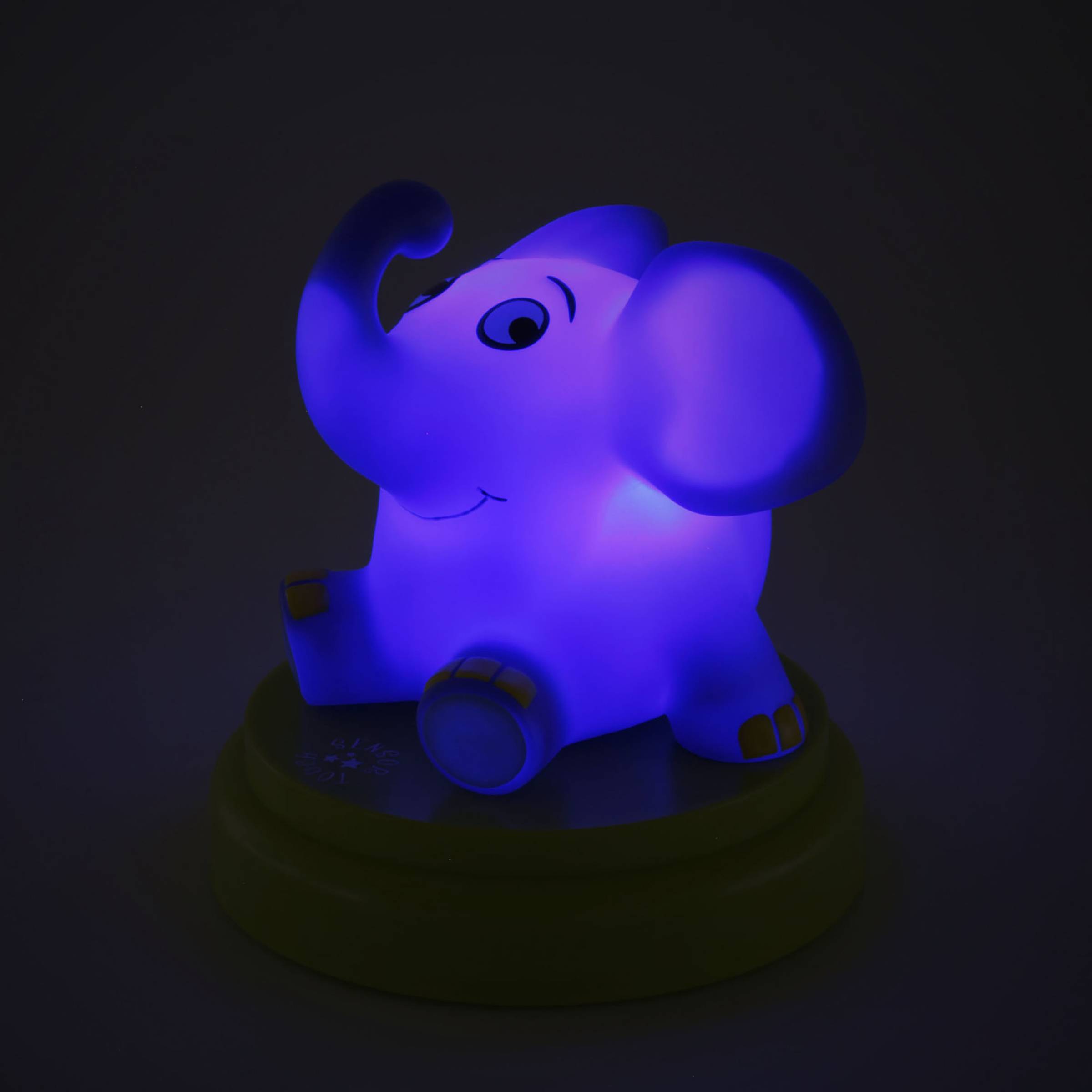 Une veilleuse lumineuse représentant un éléphant joyeux assis sur un socle rond, diffusant une lumière bleue.