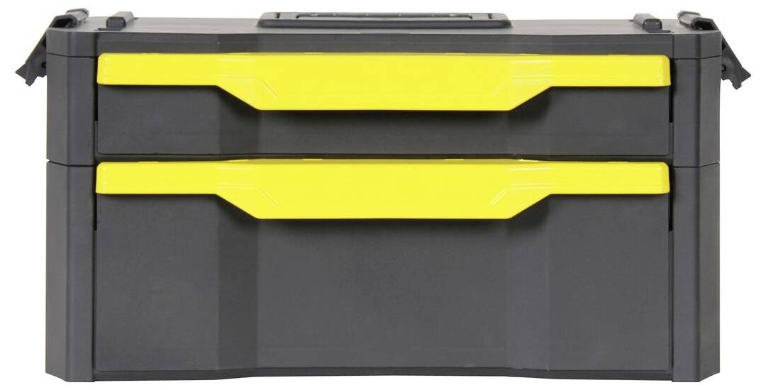 Boîte à outils noire avec deux poignées jaunes, probablement portable et en plastique, adaptée au rangement des outils.