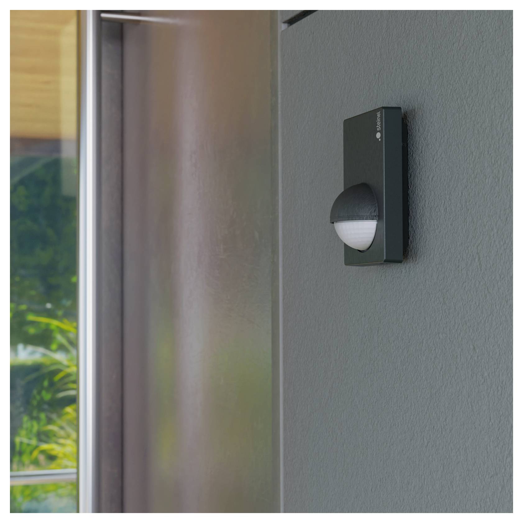 Luminaire mural extérieur avec capteur à dôme givré monté sur un mur extérieur gris à côté d'une fenêtre ou d'une porte vitrée