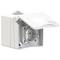 Prise électrique blanche extérieure avec couvercle rabattable. Adaptée à une utilisation extérieure, offre une protection contre les intempéries.