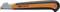 Un outil de grattage de couleur orange avec un manche noir portant l'inscription 'Bahco 625, Made in Sweden'.
