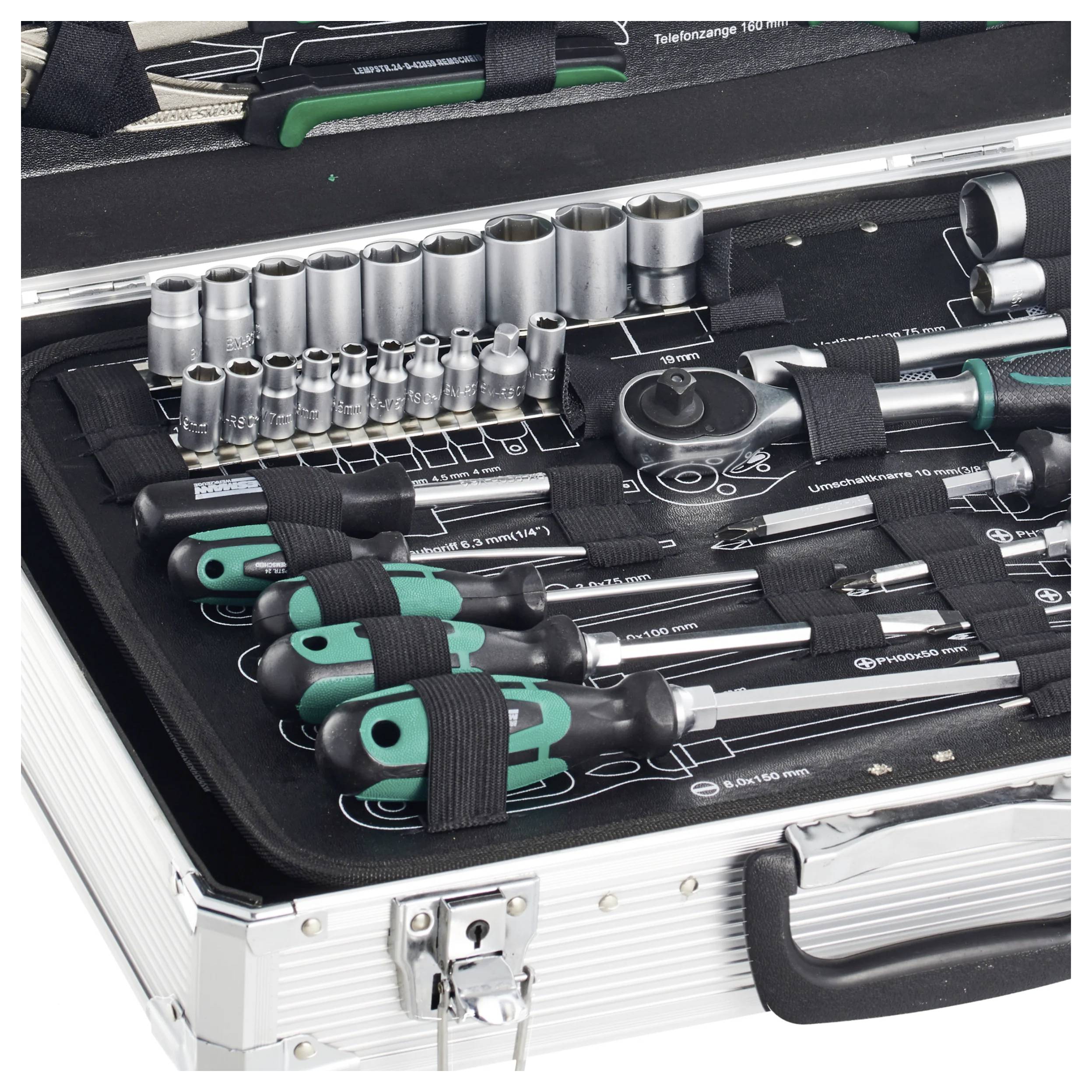 Une boîte à outils en métal contenant divers outils à main, notamment des tournevis, des douilles et des clés, soigneusement rangés dans des compartiments en mousse.