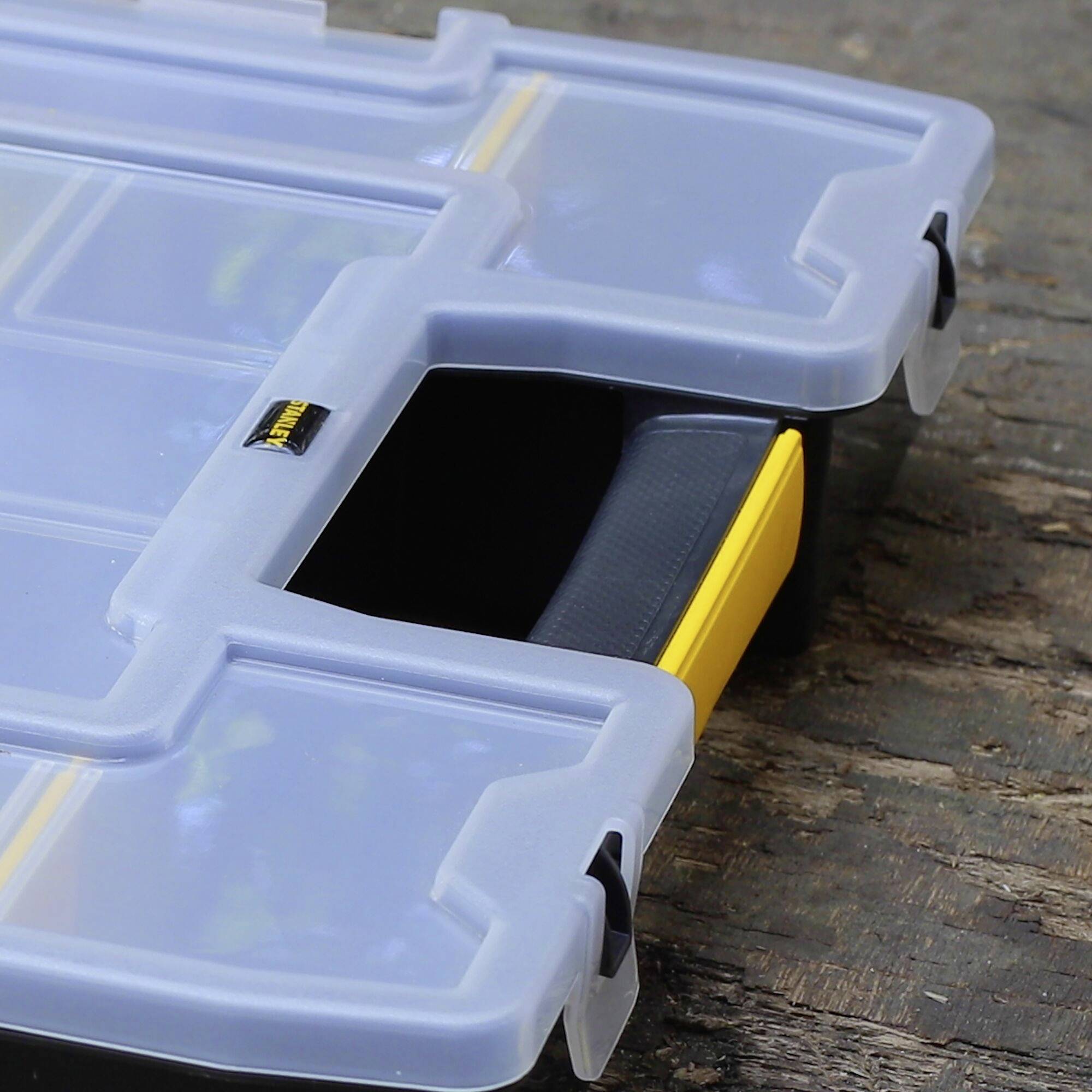 Un organiseur ouvert présentant plusieurs compartiments vides, convient au rangement des outils ou accessoires dans un boîtier en plastique transparent et robuste.