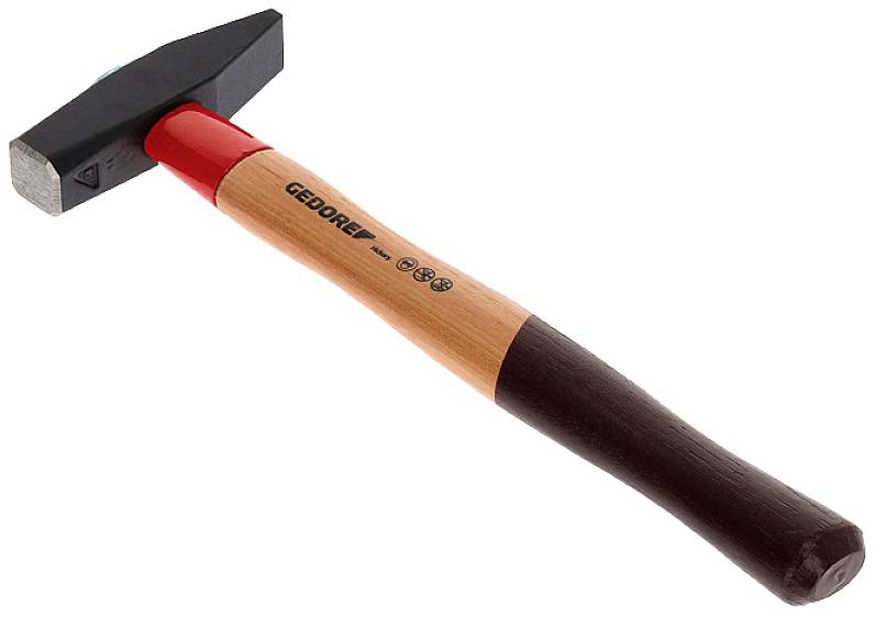 Un marteau avec un manche en bois et une tête en métal. Le manche est partiellement rouge et porte l'inscription 'GEDORE'.