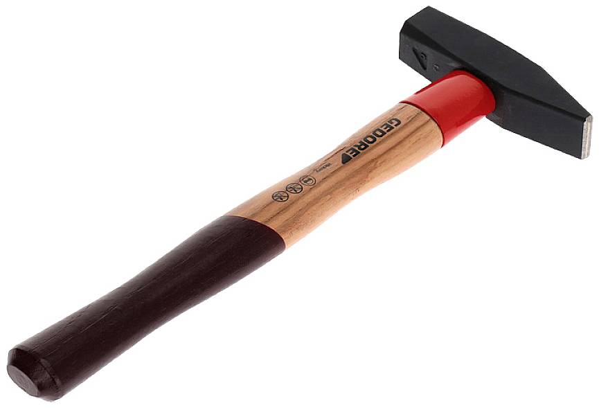 Un marteau avec manche en bois et tête plate noire ; adapté aux travaux artisanaux.