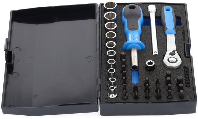 Une boîte à outils ouverte avec différents tournevis, clés à douille et embouts sur un fond de mousse.