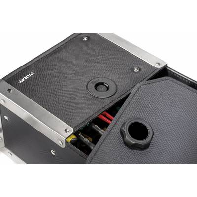 L'image montre un coffret noir élégant avec des angles en métal et un rabat ouvert. À l'intérieur, on peut voir divers outils.