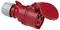 Une fiche industrielle rouge avec capuchon de protection, adaptée aux raccordements électriques haute tension. Le capot de protection est légèrement ouvert, révélant les bornes de connexion.