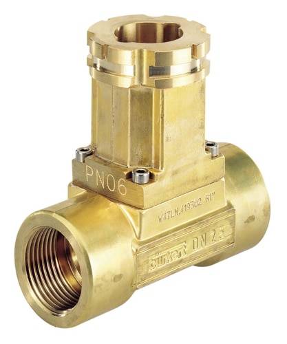 Réduction excentrique en laiton avec filetage, marquée 'PN06' et 'DN 25', utilisée pour raccorder des diamètres de tuyaux différents.