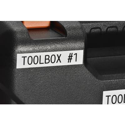 Boîte à outils noire avec l'inscription 'TOOLBOX #1' sur une étiquette blanche. Bord de la boîte et une poignée orange sont visibles.
