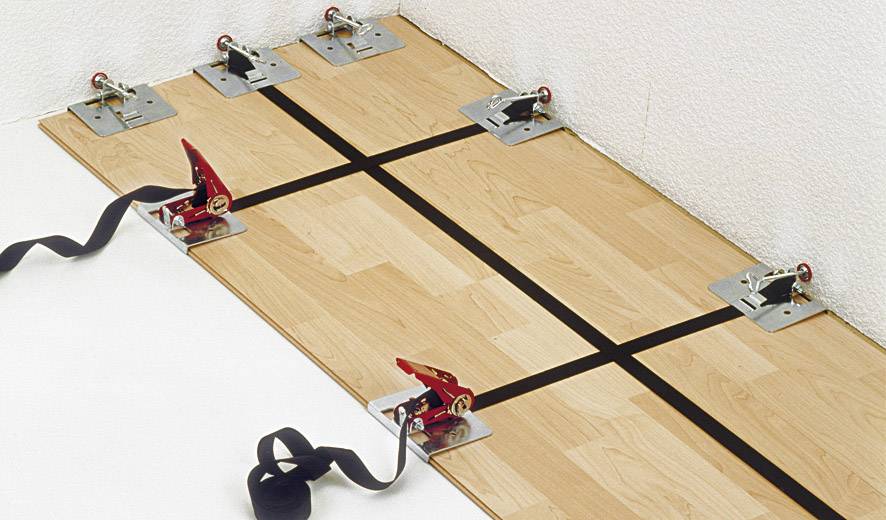 Les planchers en bois sont posés avec des agrafes métalliques. Ces agrafes maintiennent les planches ensemble pendant l'installation sur le mur.