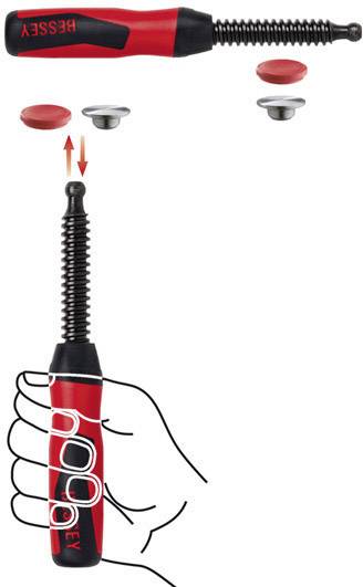 Un outil rouge avec une poignée noire utilisé pour la pose de boutons. Embouts amovibles et instructions détaillées étape par étape.