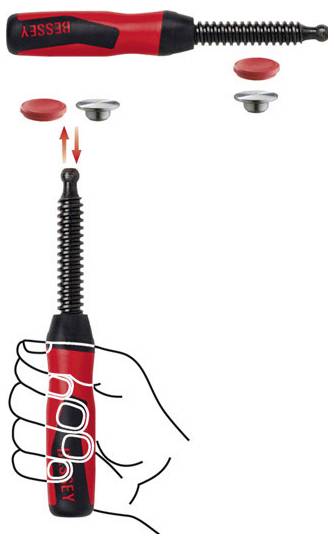 Outil à main rouge et noir avec pointe à ressort montré en utilisation, illustrant les bouchons d'attache interchangeables rouge et argent étant échangés.