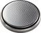 Une pile bouton en argent à surface texturée, couramment utilisée dans les petits appareils électroniques tels que les montres ou les calculatrices.