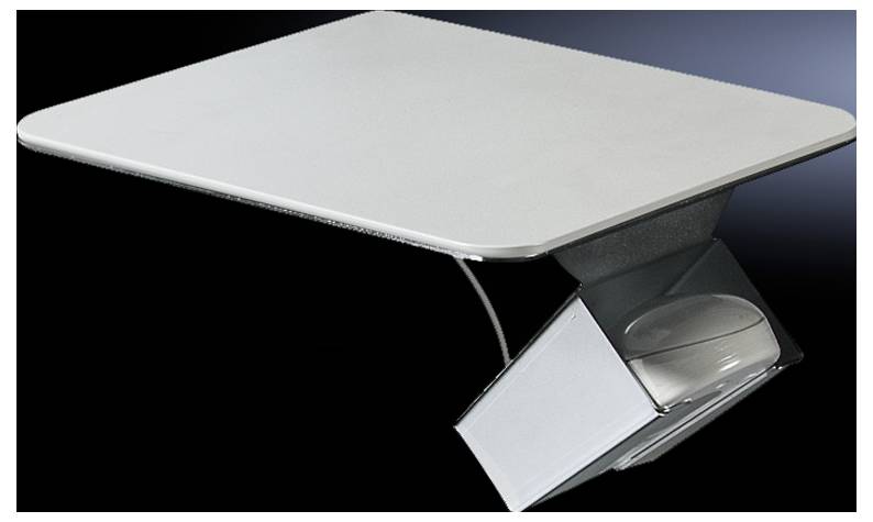 Une table argentée, moderne, avec un socle incliné sur un fond sombre.