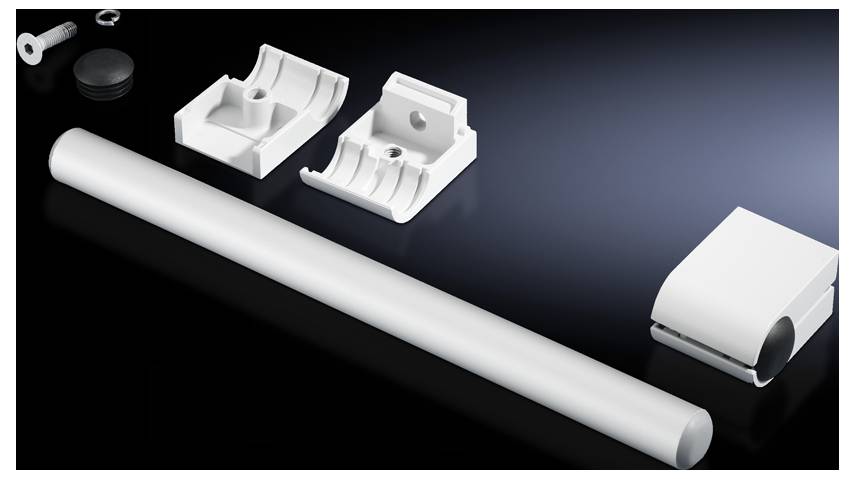 Composants de tube métallique blanc sur fond sombre, avec deux supports et un couvercle. Composants destinés à des fins de montage.