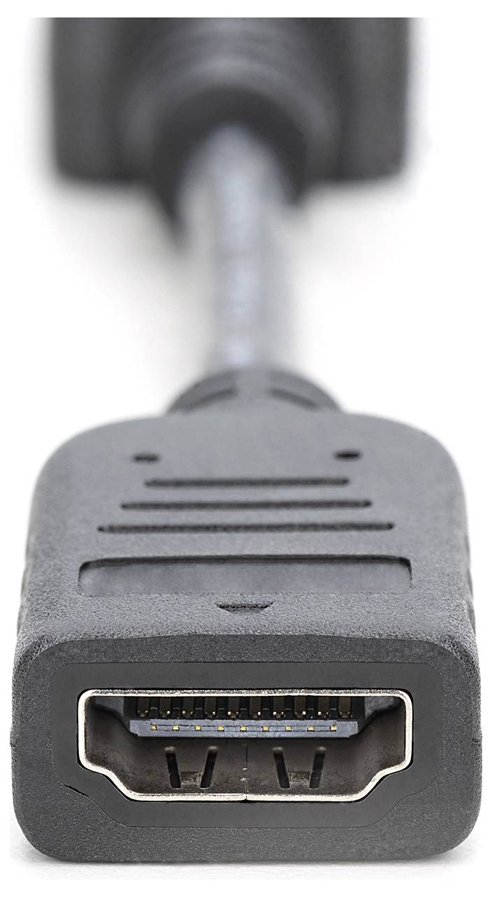 Un câble HDMI noir avec un connecteur rectangulaire au premier plan montre les broches à l'intérieur.