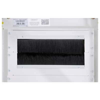 Une entrée d'air rectangulaire avec un joint d'étanchéité en brosse noir. En haut, une étiquette avec des informations sur le produit et un code QR.