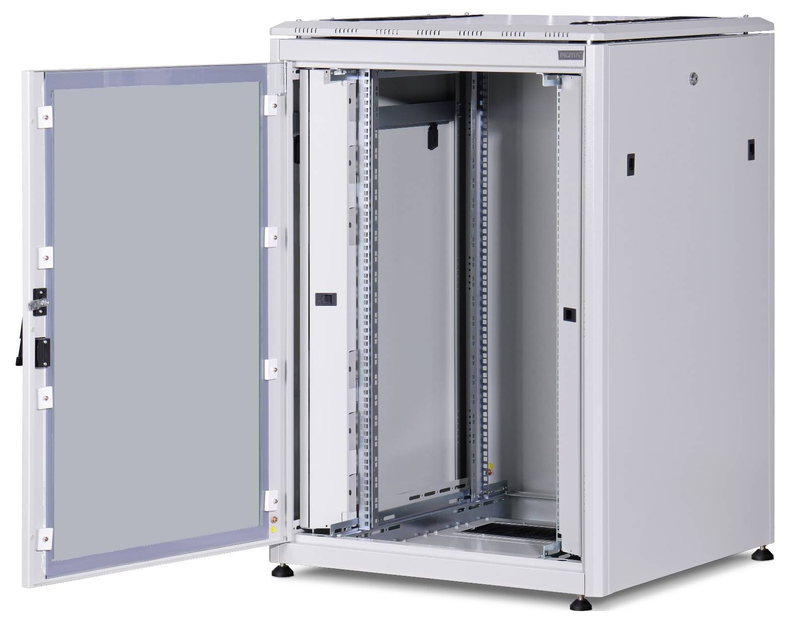 Armoire métallique avec porte ouverte, adaptée pour l'hébergement d'équipement réseau. Des rails de montage et une gestion des câbles sont visibles à l'intérieur.