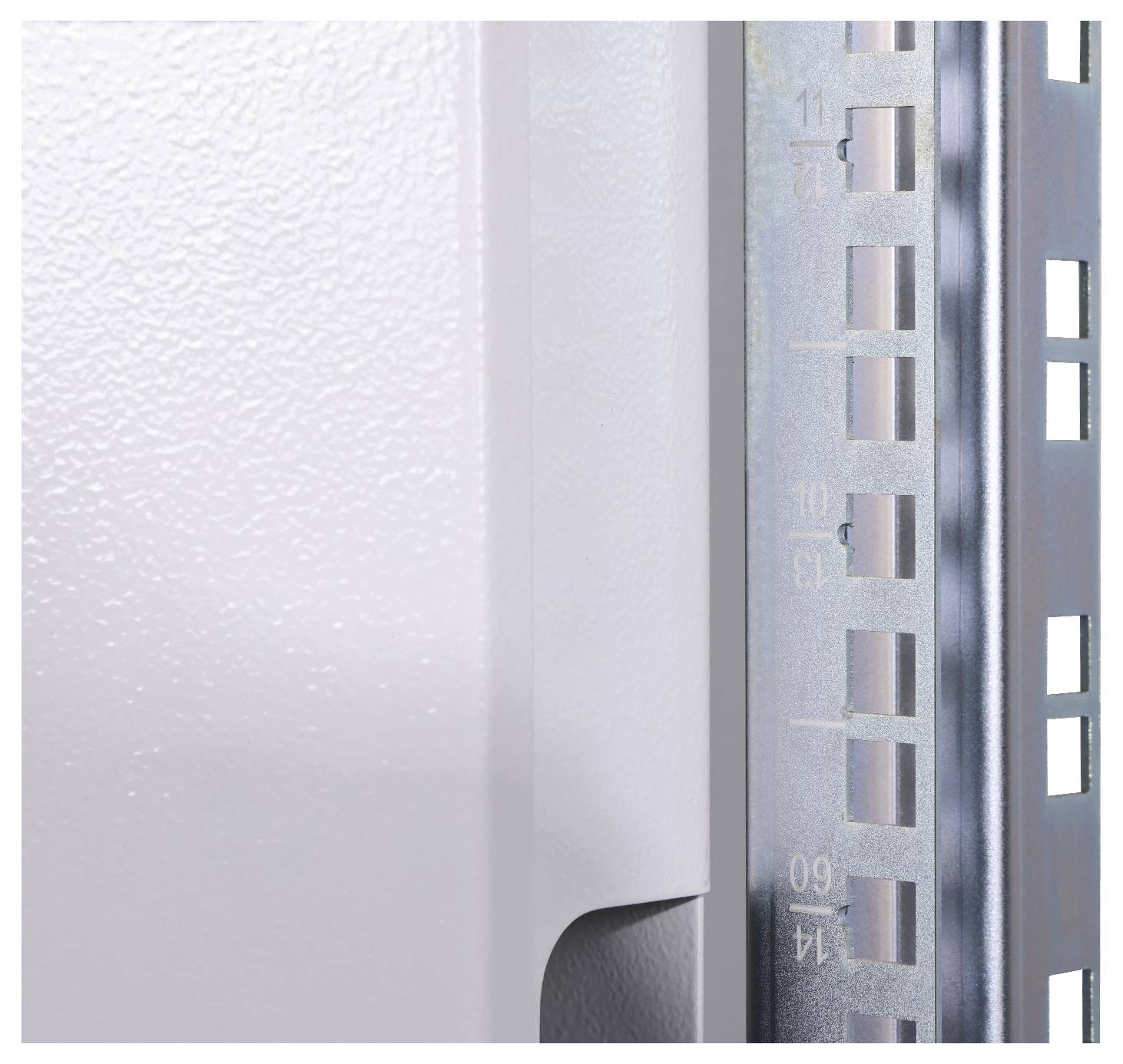 'Barre métallique avec structure perforée et chiffres'