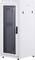 Une armoire serveur moderne blanche avec une porte vitrée et un cadre noir pour le stockage d'équipement réseau.