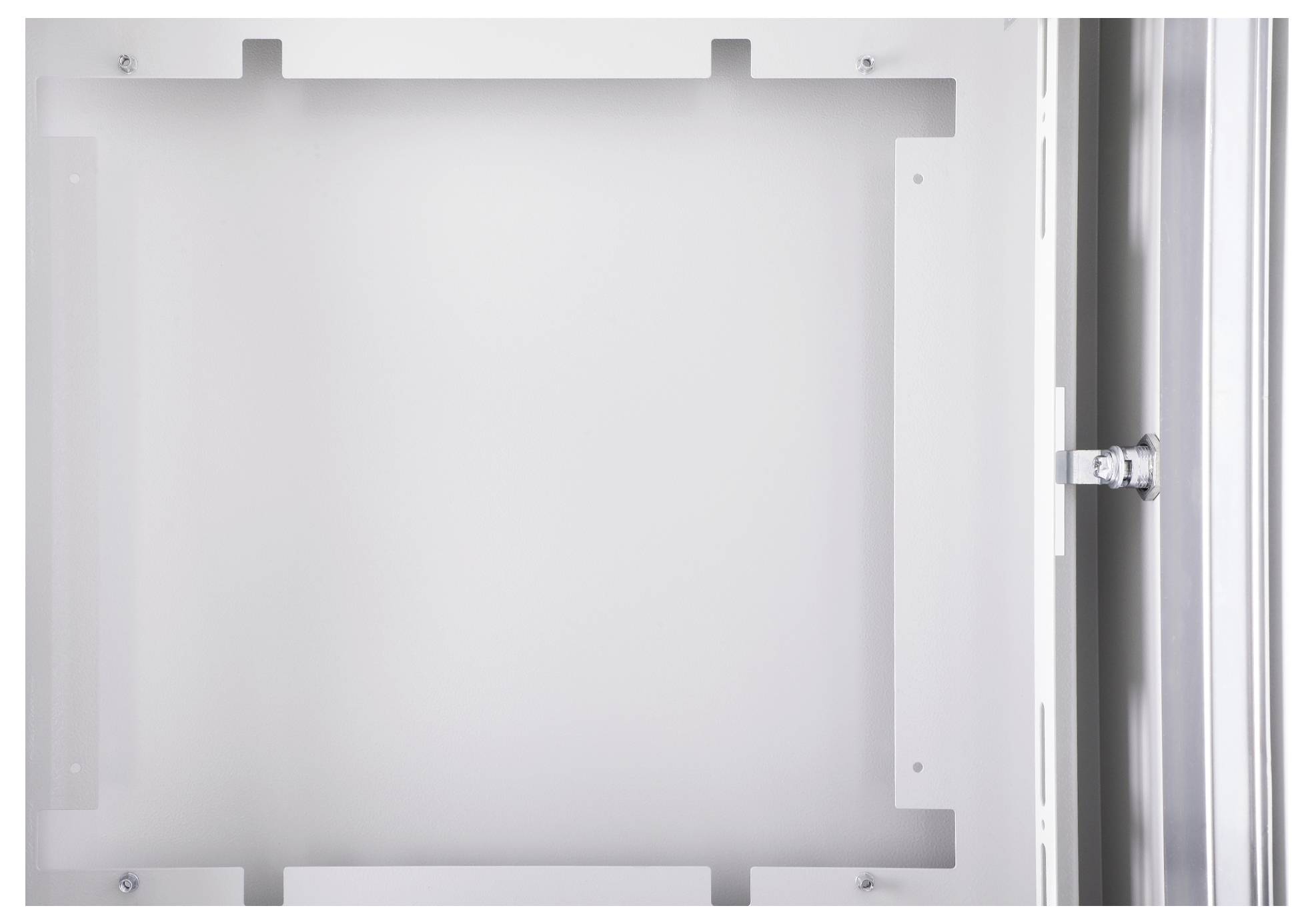 Un armoire métallique blanche ouverte, avec une charnière et une serrure visibles sur la droite, devant un fond neutre.
