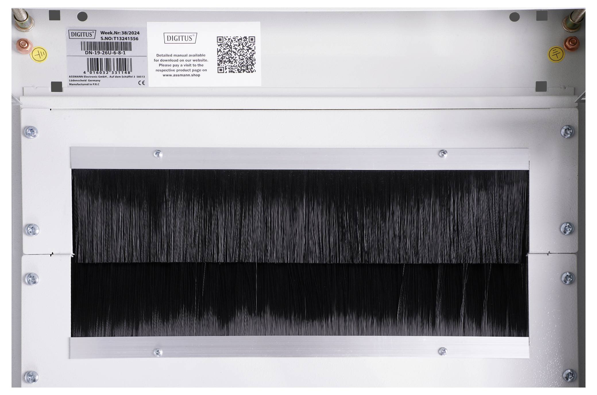 Une boîte murale blanche avec un joint d'étanchéité noir pour le passage des câbles. Un étiquette et un code QR sont situés en haut.