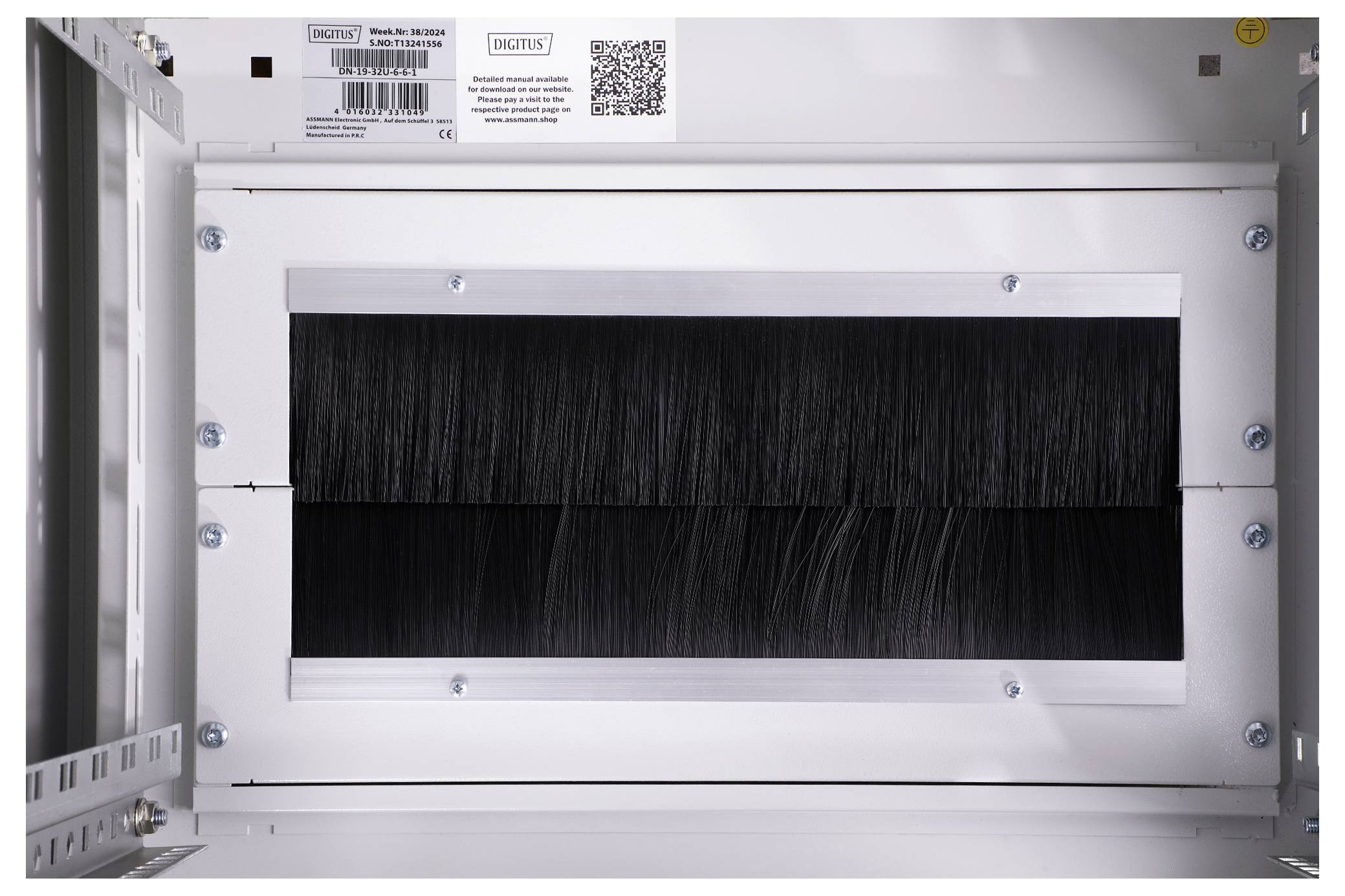 Panneau de guidage de câbles noir à brosse dans un rack serveur pour la gestion des câbles. Il aide à organiser les câbles et à éloigner la poussière.